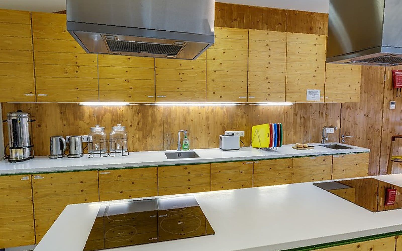 Forest Edge Apartment Lang'ata: Open-plan living and kitchen